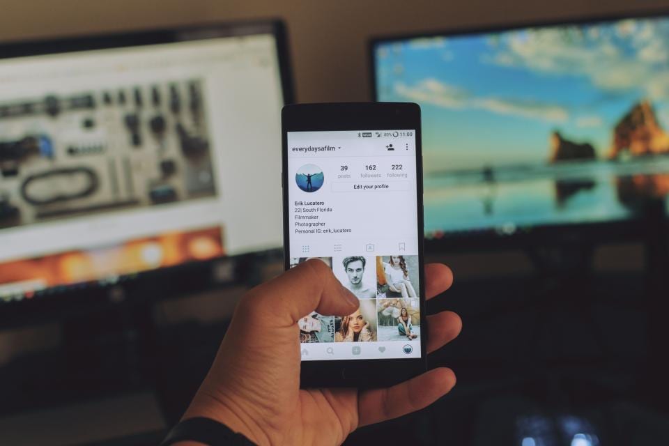 Vertical video thumbnail frame designed for Reels, TikTok, Stories and Shorts